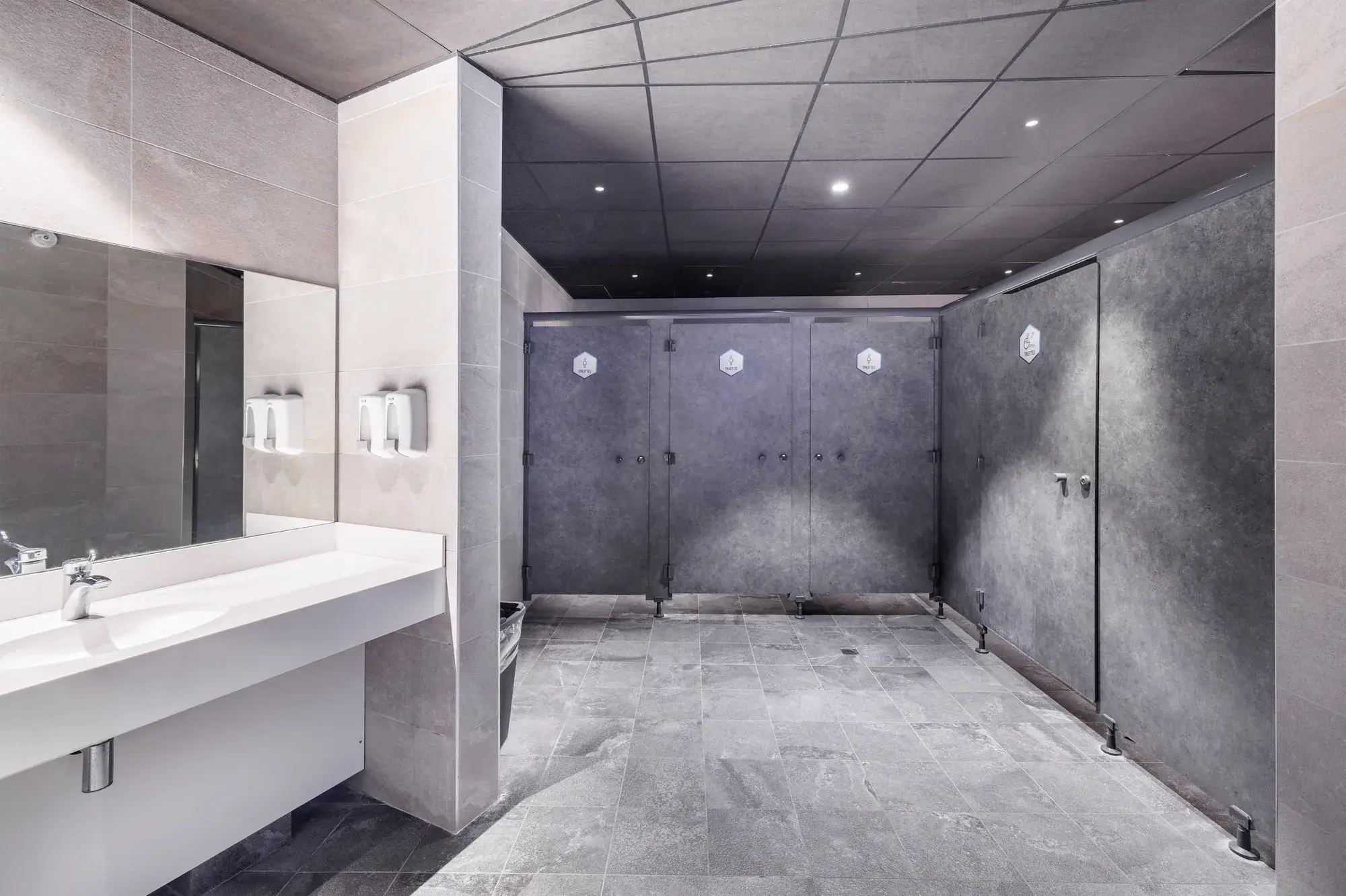 Agencement-cabine-stratifie-cloison-sanitaire-vestiaire-et-sanitaire