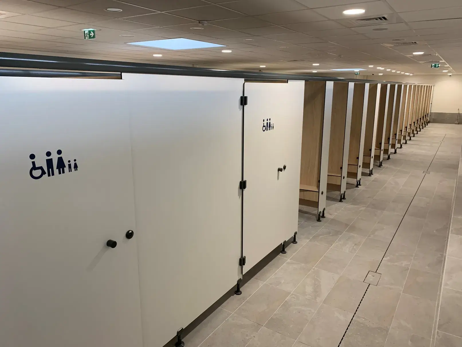 cabine-pied-nu-pied-chaussé-double-entrée-stratifié-compact