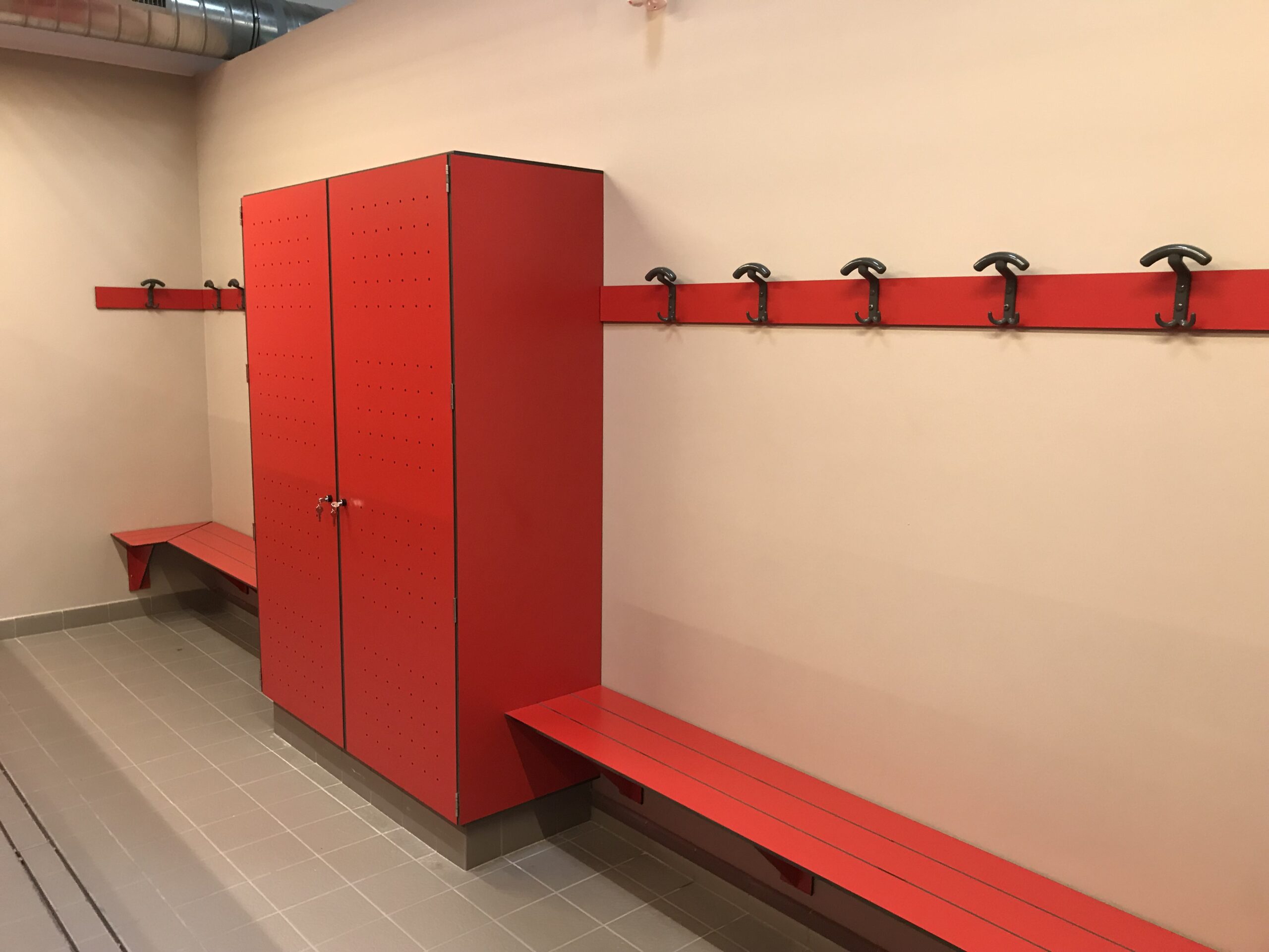 armoire casier vestiaire collectif banc porte manteaux rouge