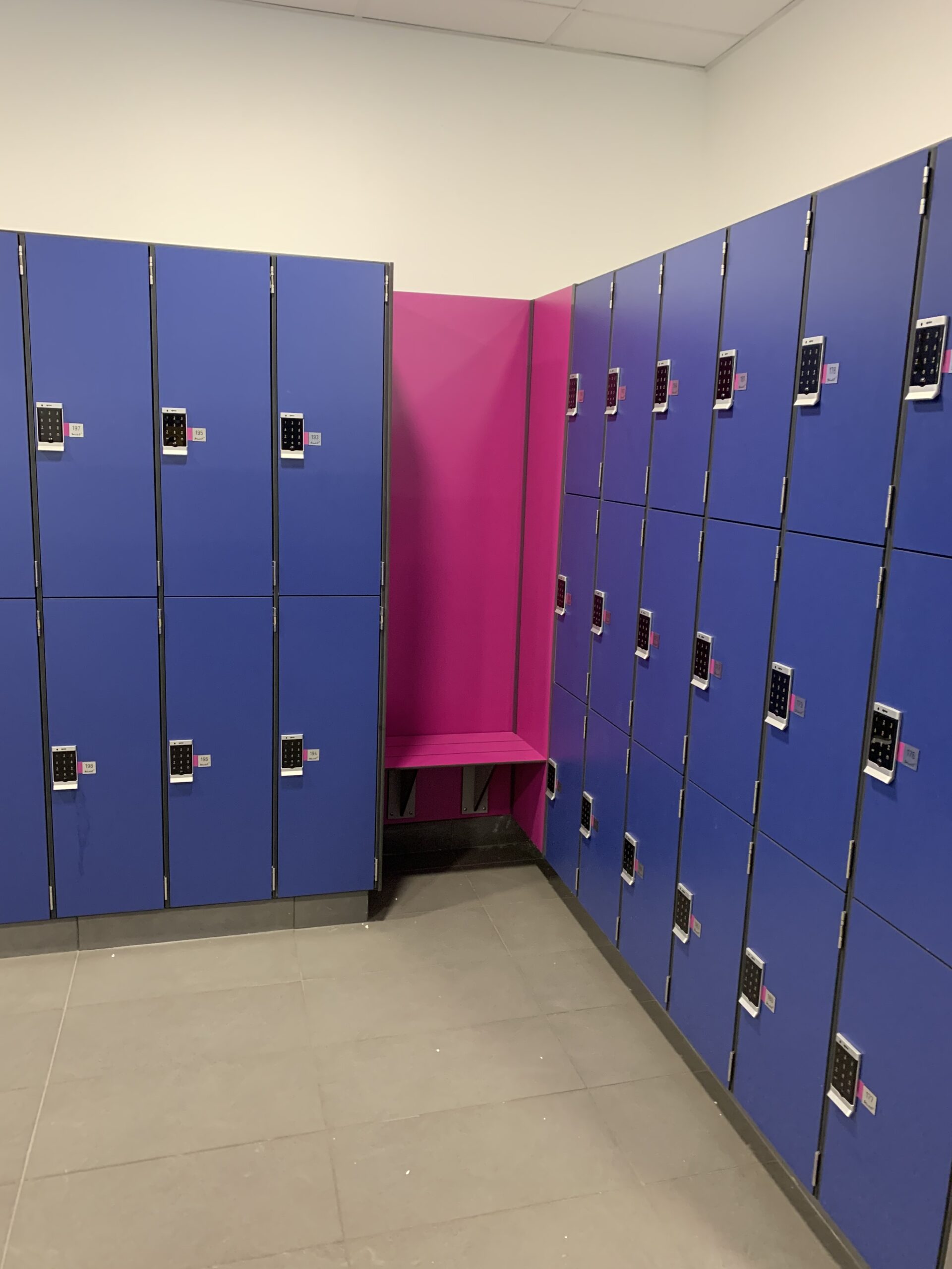 banc fixe stratifie compact sur mesure vestiaire collectif rose bleu