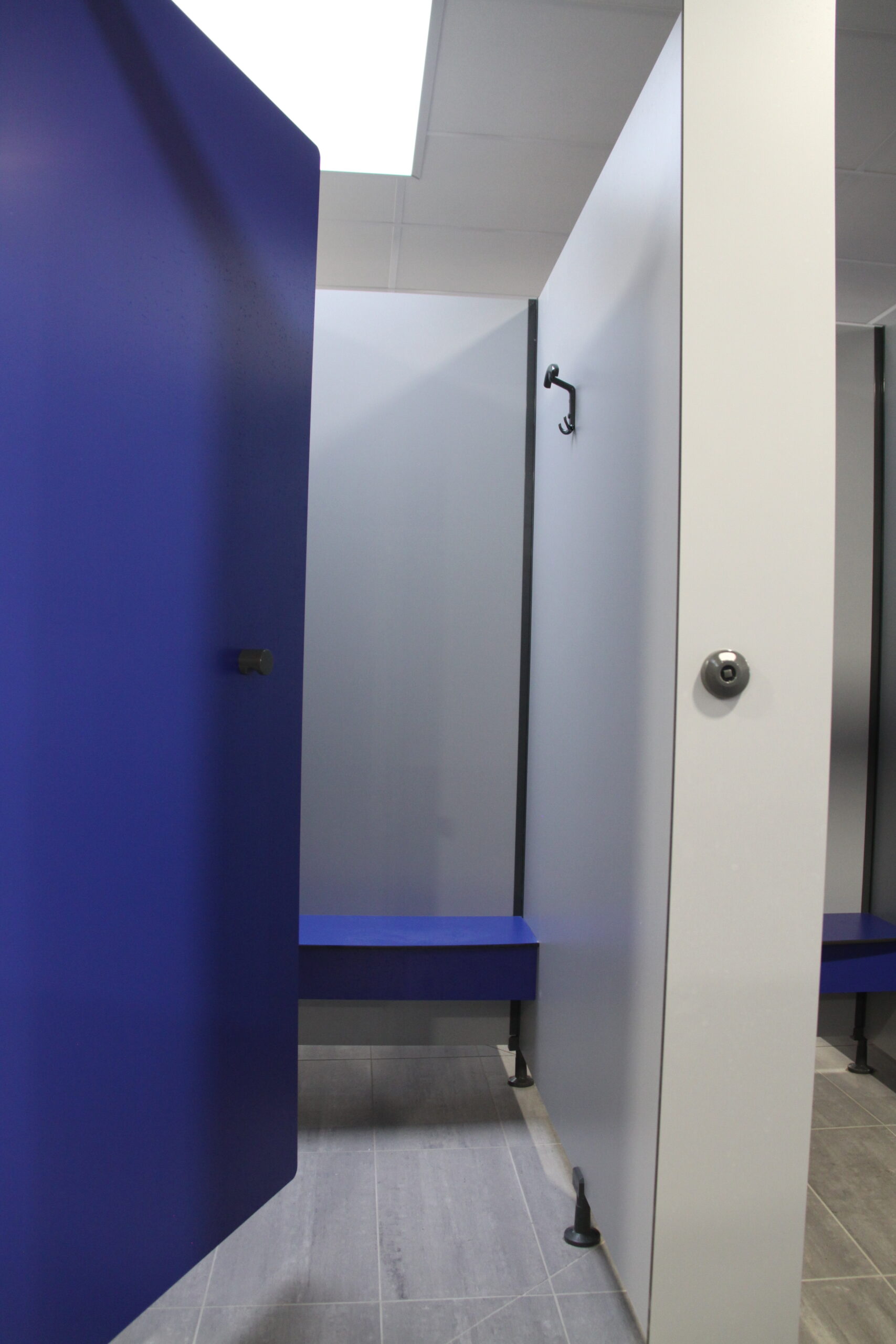 cabine deshabillage simple entree stratifie compact bleu gris vestiaire pour collectivite ERP