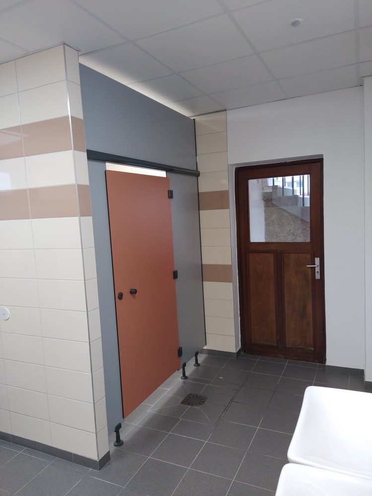 cloison en stratifie avec porte