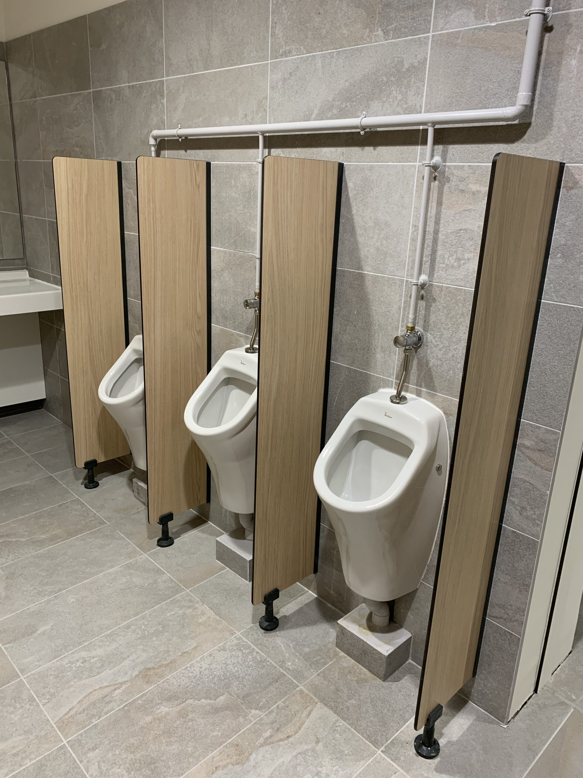 cloison separation urinoir stratifie compact decor bois pour collectivite
