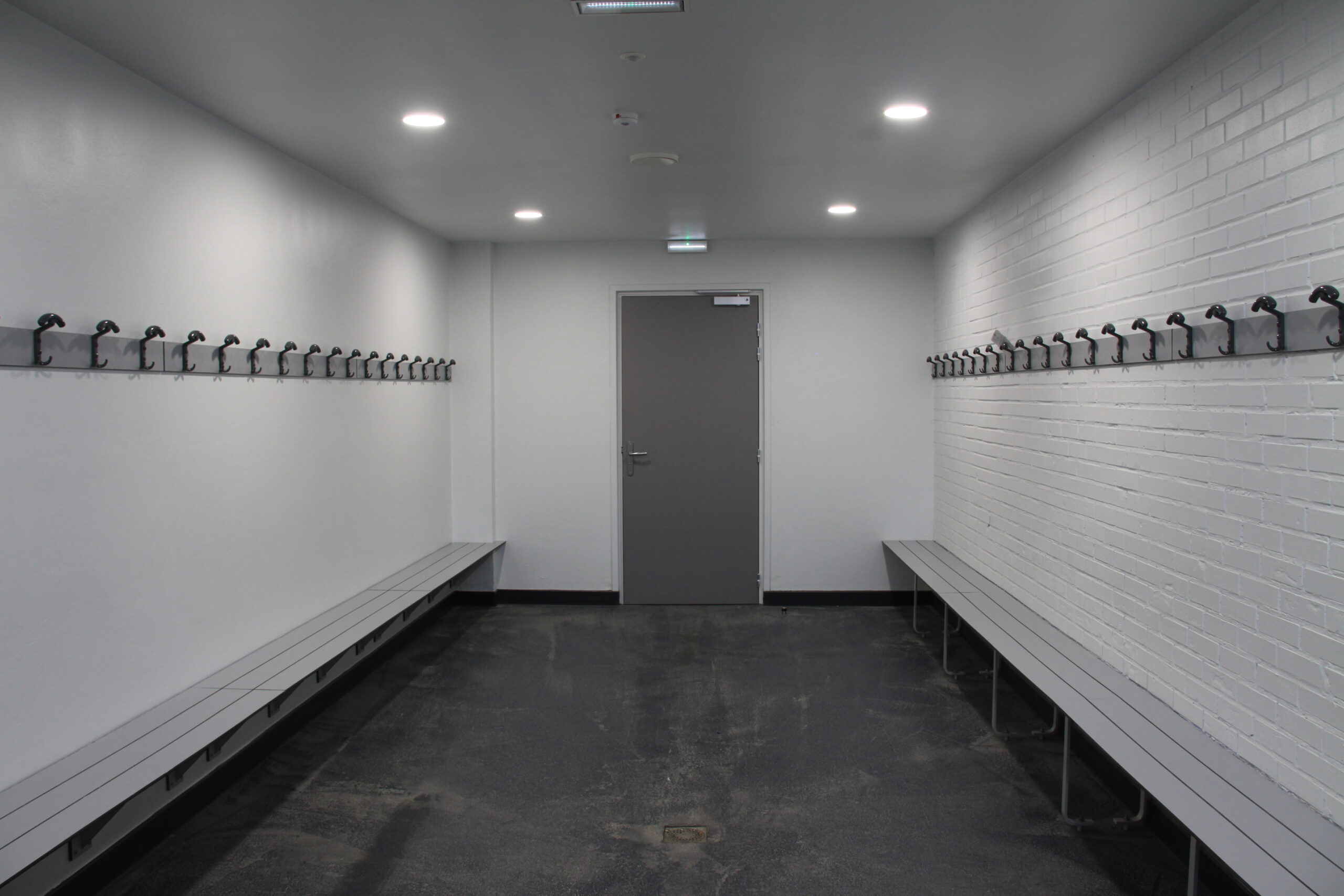 vestiaire ambiance gris banc mural porte manteaux strateo