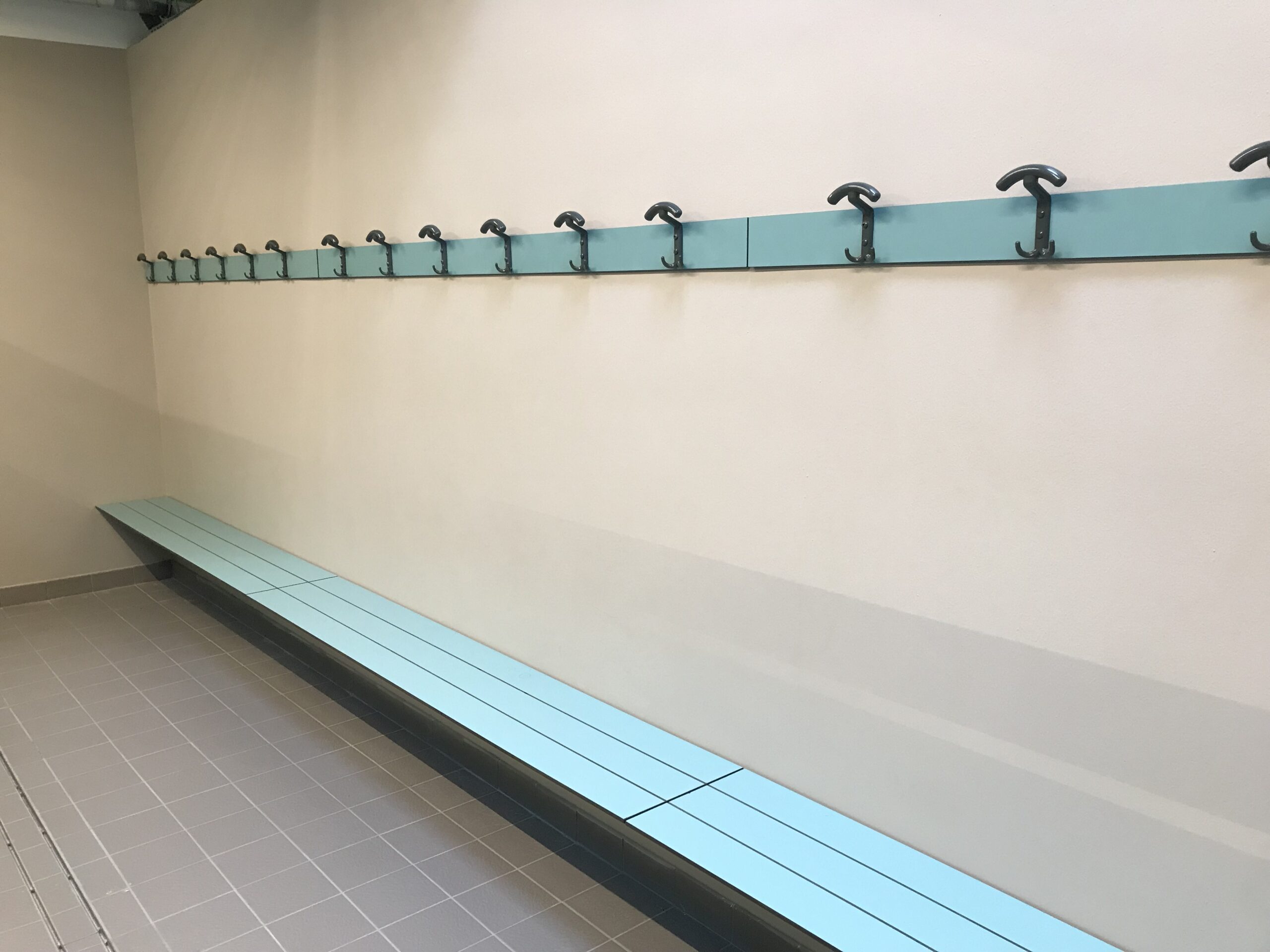 vestiaire banc mural et porte manteau stratifie compact bleu