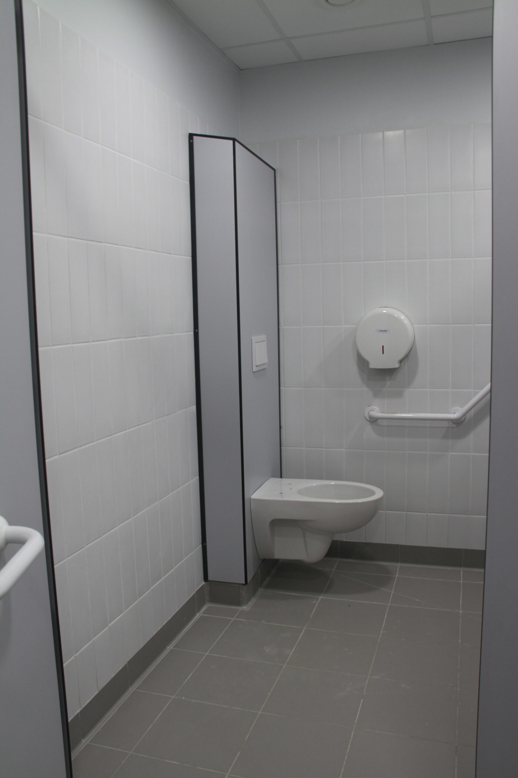 WC PMR barre coudee gris