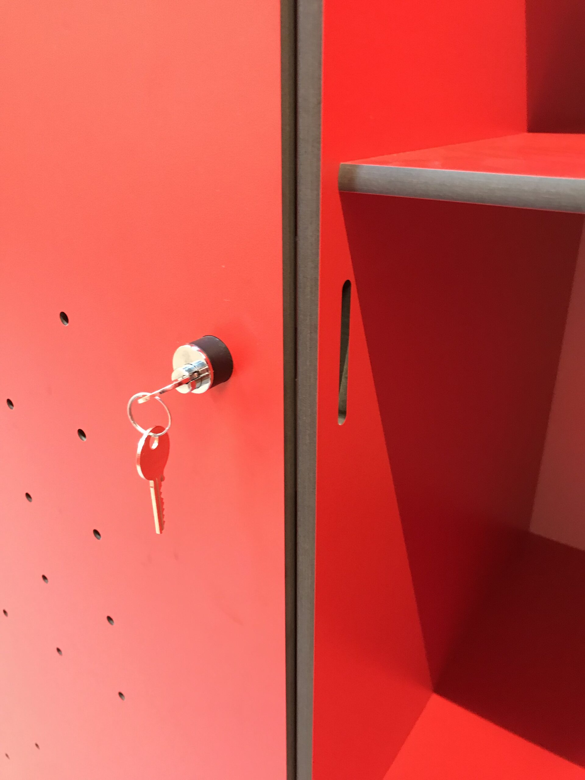 zoom serrure armoire vestiaire collectif rouge